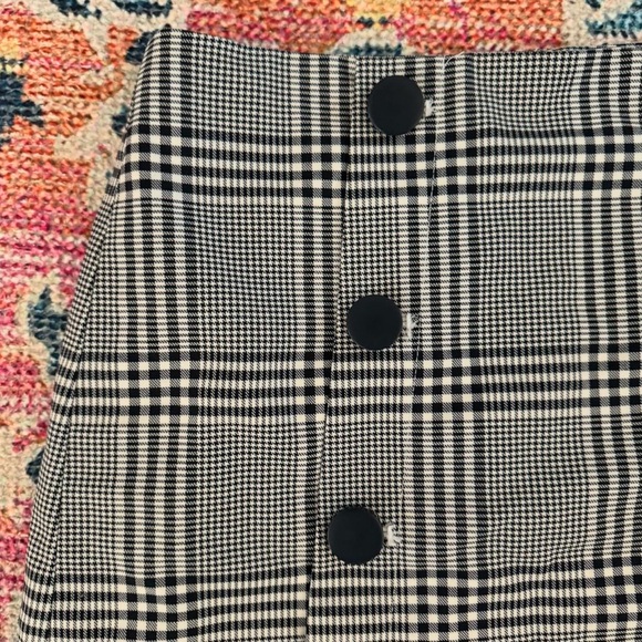 Euc LOFT button front plaid skirt in navy - Picture 2 of 3